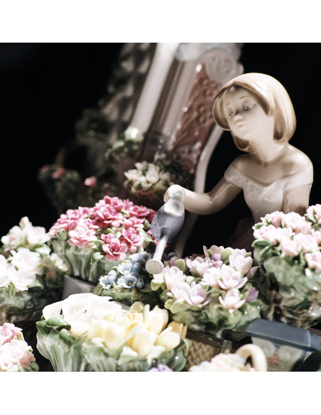 Lladró Romantic Feelings Woman Sculpture