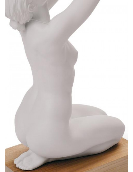 Lladró Mother in the early days statue