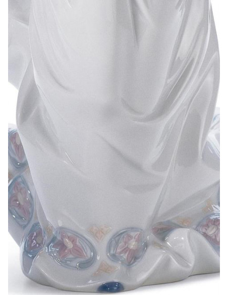 Lladró Woman Dream moments statue